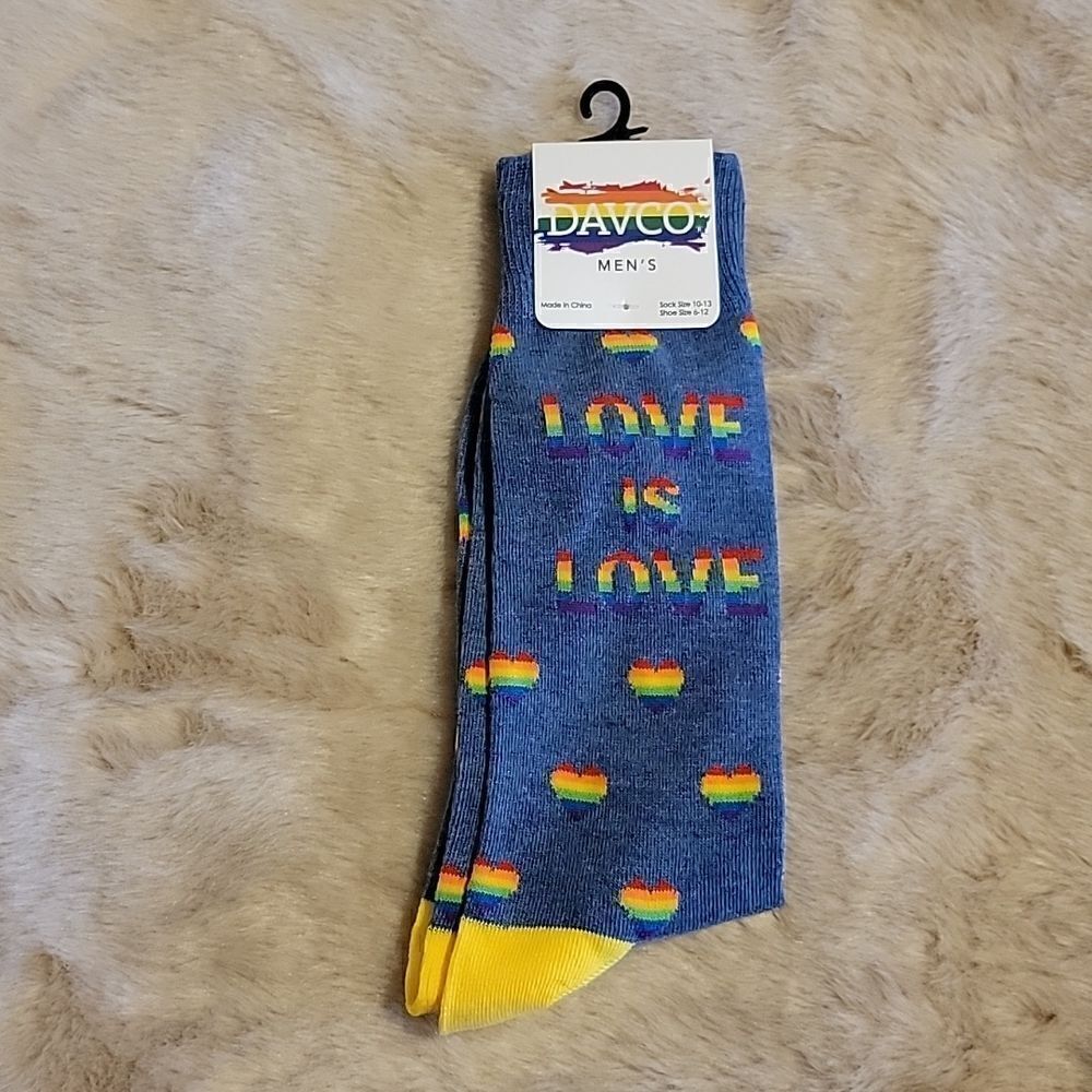 MEN'S DAVCO BLUE "LOVE IS LOVE" RAINBOW HEARTS CREW SOCKS, NEW!